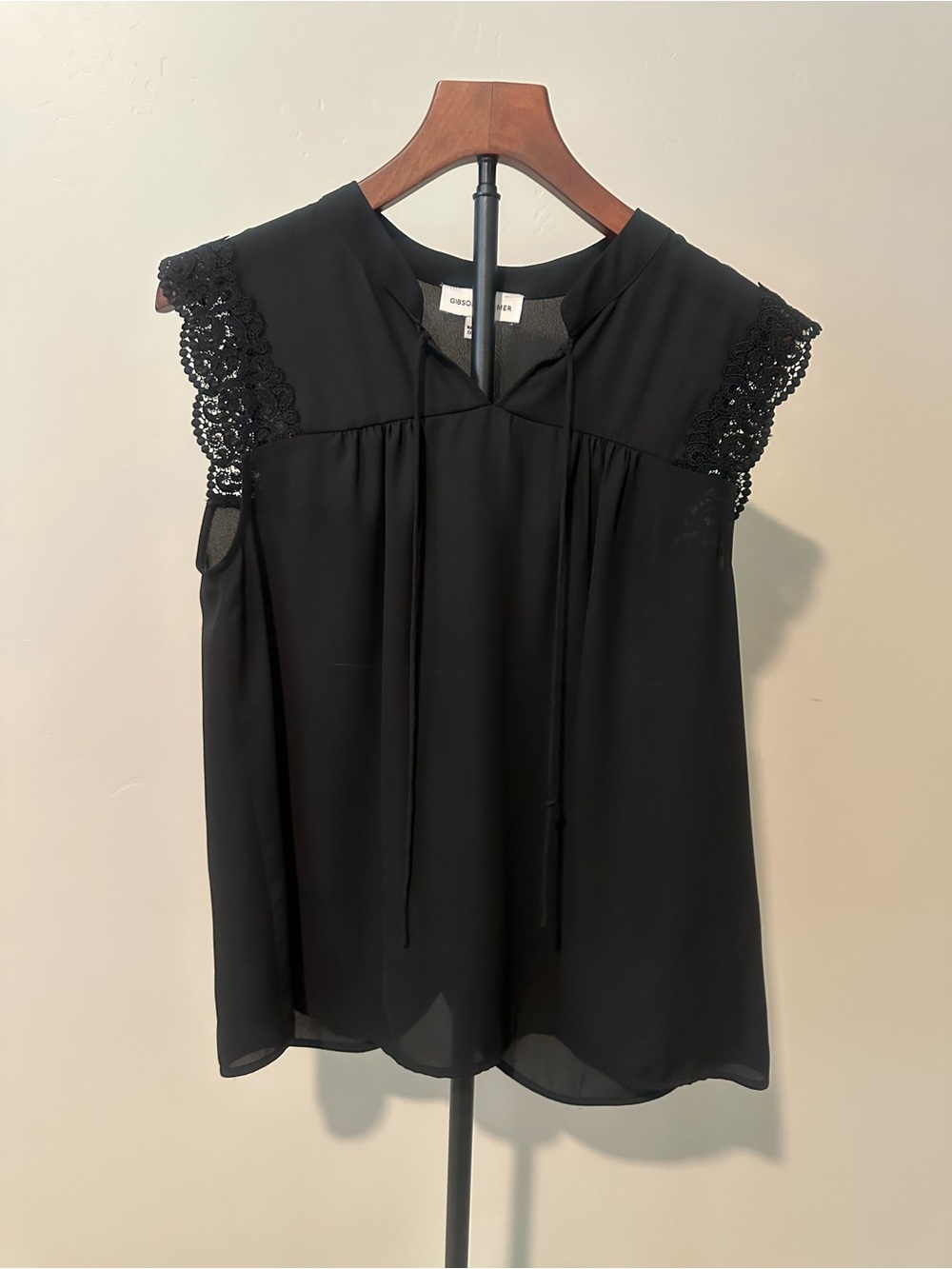 Gibson Latimer Black Lace-Trim Sleeveless Blouse